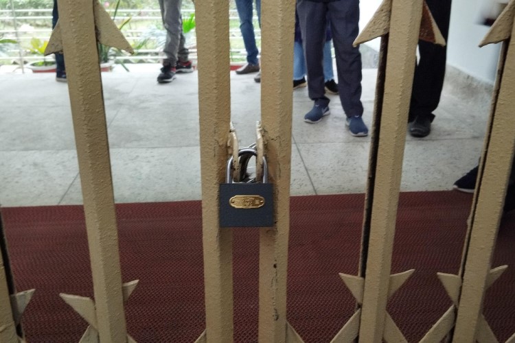 ইসলামী বিশ্ববিদ্যালয়ে তালা দিল শিক্ষার্থীরা, আটকা পড়লেন উপ-উপাচার্য, কোষাধ্যক্ষসহ অন্যরা